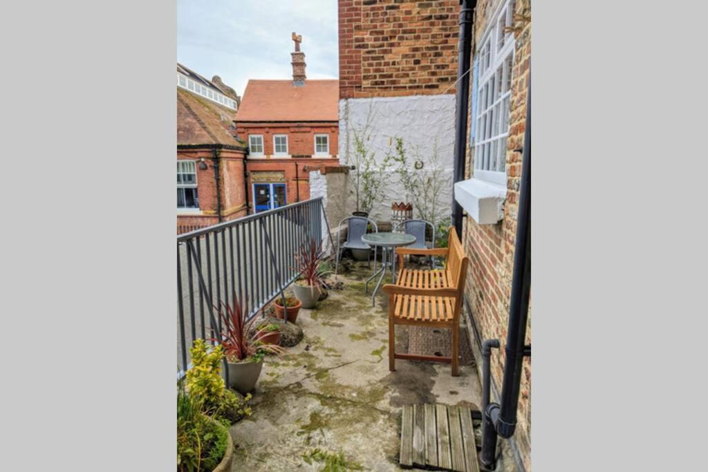 200 Year Old Large Townhouse With Sea Views Villa Scarborough Exterior foto
